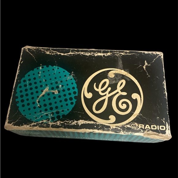 Vintage General Electric Transistor Radio in Original Box w/paperwork Blk/Silvr. - Picture 2 of 8